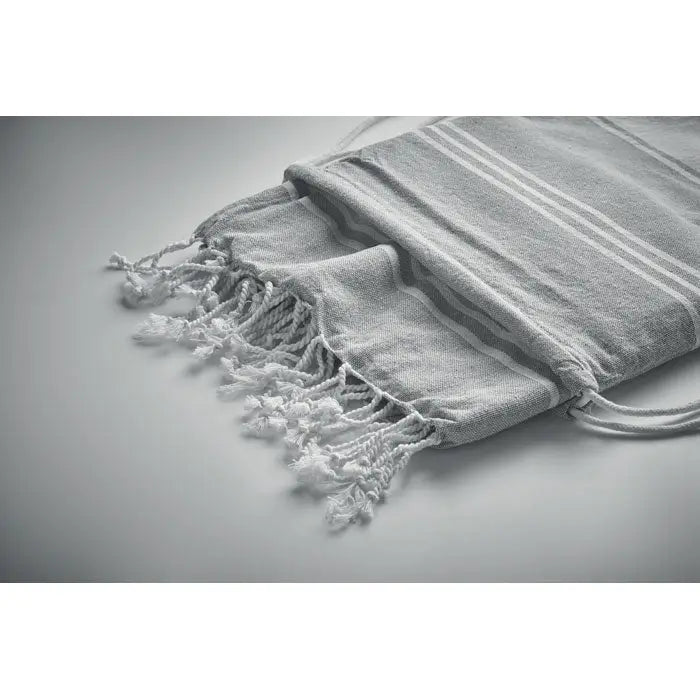 Set de snur pentru prosoape pentru hamam cu prosop turcesc moale gri cu dungi albe si marginile franjurate delicate