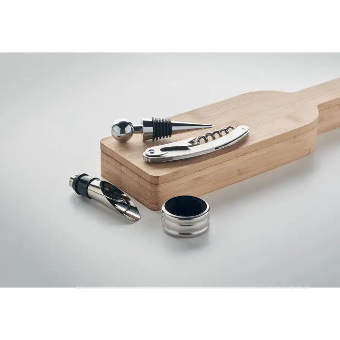 Set de vin in forma de sticla cu deschizator de vin argintiu, design curbat, pe suport de lemn deschis
