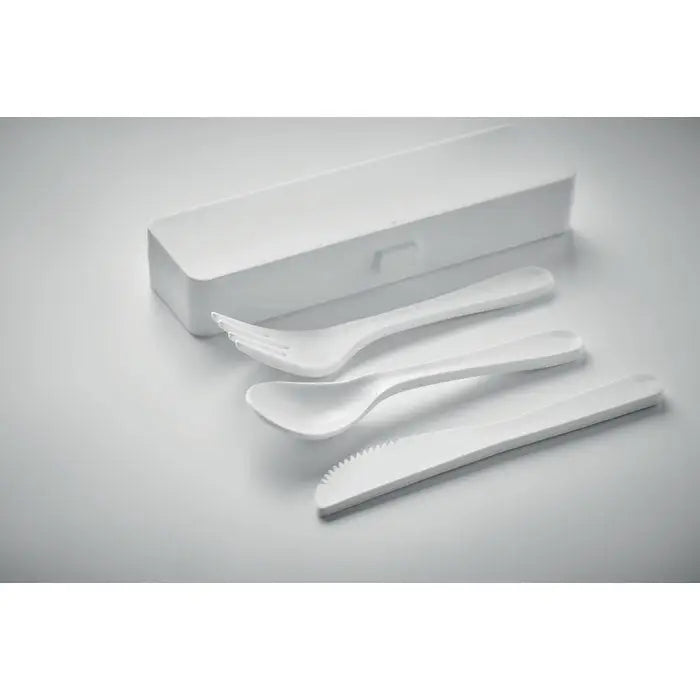 Set tacamuri pp cu furculita, lingura si cutit din plastic alb asezate langa etui dreptunghiular matching