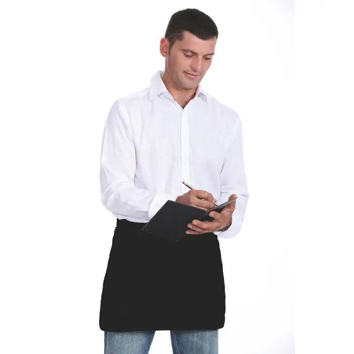 Sort ospătar scurt 195 gr/m2 în culoare neagră, design simplu, material neted și fin la atingere