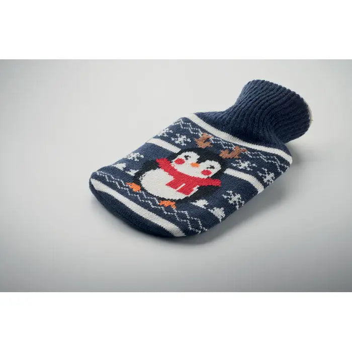 Sticla cu apa calda 250ml cu husă bleumarin tricotată cu pinguin festiv cu coarne de ren și fulgi de nea albi