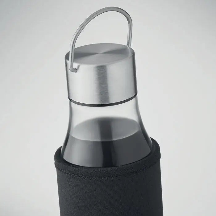 Sticlă de sticlă 500 ml cu capac din inox periat și mâner, învelită într-o husă neopren neagră