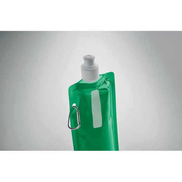 Sticla de apa pliabila verde cu capac alb cu filet si carabina argintie pentru transport facil