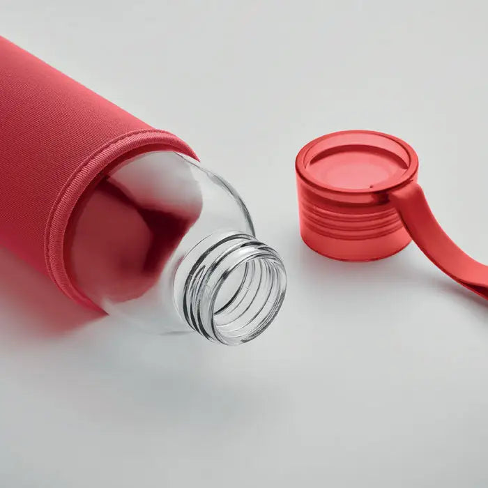 Sticla din sticla reciclata 500 ml cu maneca de silicon rosie vibranta si capac rosu cu curea integrata