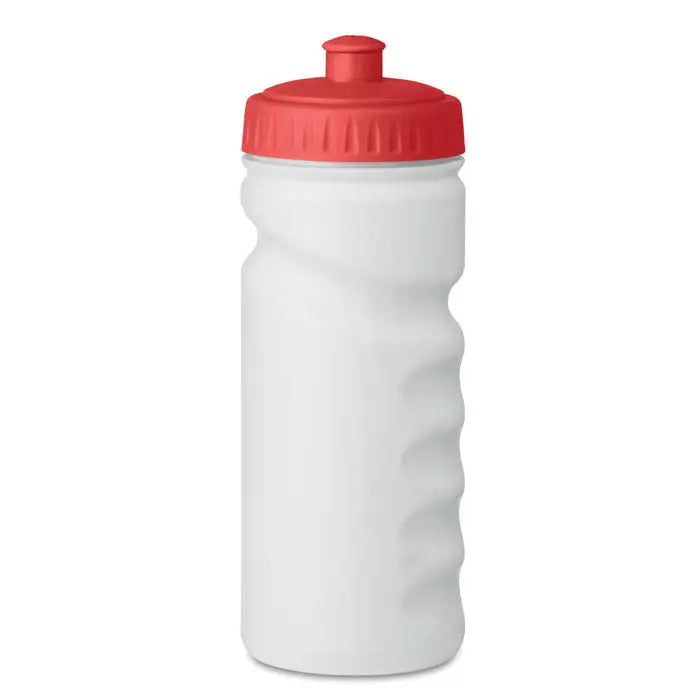 Sticlă sport 500ml din plastic alb cu capac roșu și suprafață texturată pentru o prindere sigură