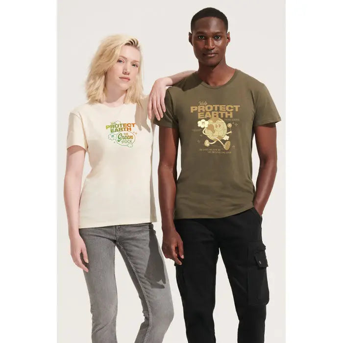 Tricou re crusader 150g crem și verde măsliniu cu mâneci scurte și grafică protect earth cu litere aurii și personaj ilustrat