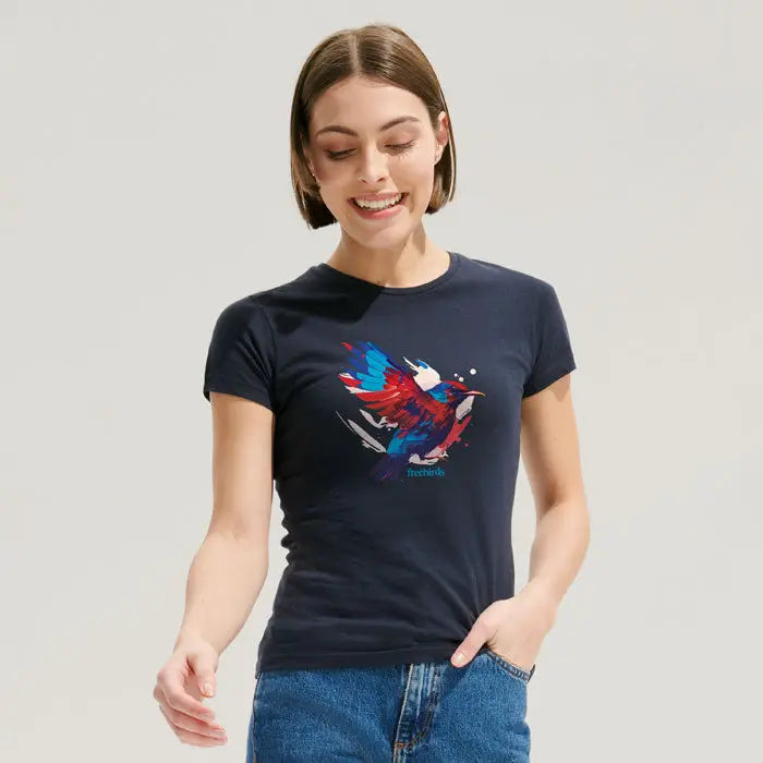 Tricou navy albastru scurt cu maneci, grafic stilizat in pasare rosie si albastra si brandul freebirds sub acesta