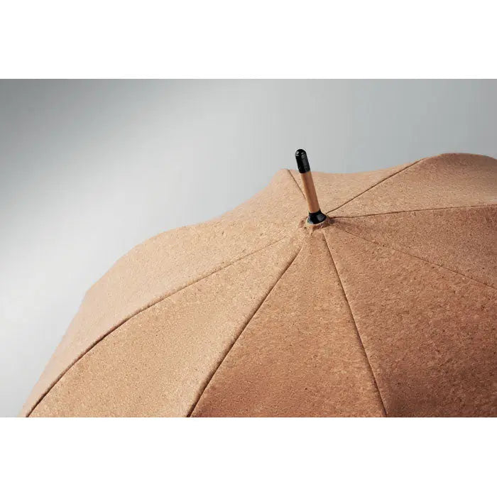Umbrela de pluta de 25 inch tan cu textura, maner de lemn si grip negru, vazuta din spate