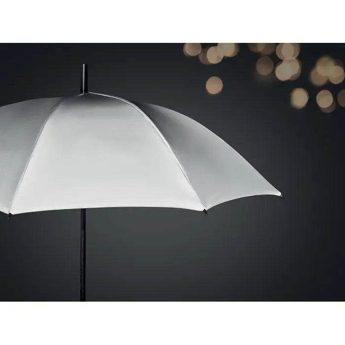 O umbrelă reflectorizantă modernă de 23 inch albă cu mâner și tijă negre din materiale elegante