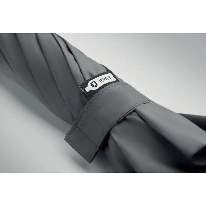 Umbrela rezistenta la vant de 27 inch gri inchis pliabila cu eticheta neagra rpet indicand material reciclat