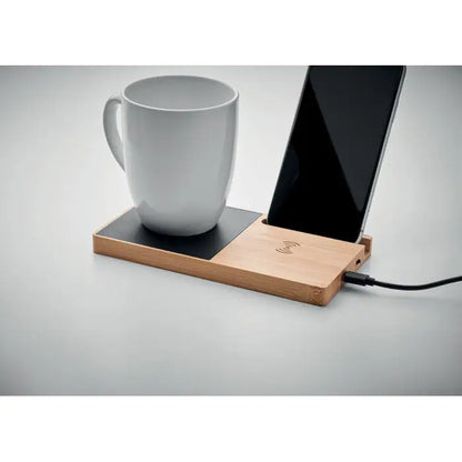 Incarcator wireless stand din lemn deschis cu suprafata neagra mata si suport pentru cana pentru telefon