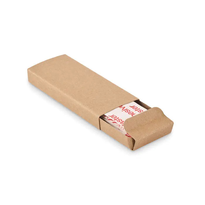 Cutie maro din carton cu capac culisant deschis partial ce arata ambalaje albe si rosii pentru 15 bucati tencuieli adezive