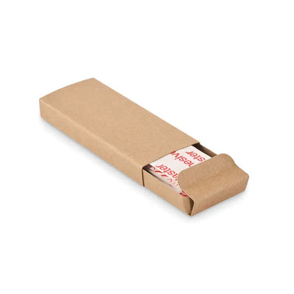Cutie maro din carton cu capac culisant deschis partial ce arata ambalaje albe si rosii pentru 15 bucati tencuieli adezive