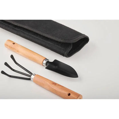 Set de 3 unelte de gradina in punga rpet cu maner de lemn si lama metalica neagra cu ferrule argintii