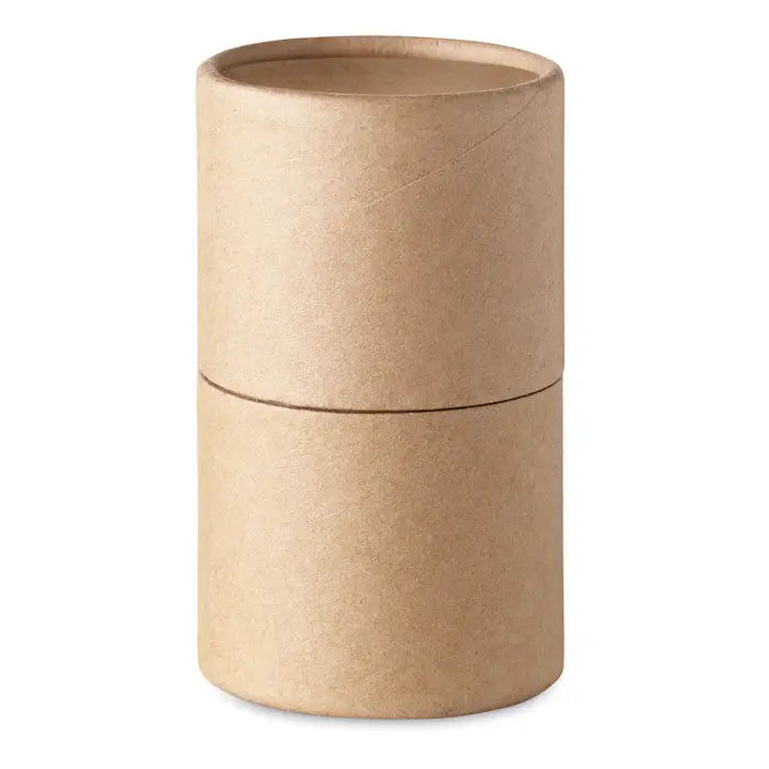 Un tub cilindric simplu maro din carton pentru 30 de creioane de ceara cu textura neteda si cusatura vizibila