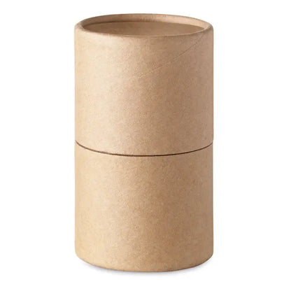 Un tub cilindric simplu maro din carton pentru 30 de creioane de ceara cu textura neteda si cusatura vizibila