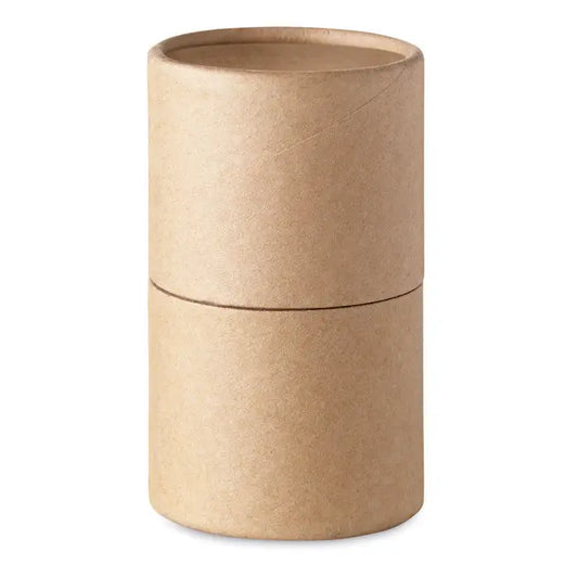 Un tub cilindric simplu maro din carton pentru 30 de creioane de ceara cu textura neteda si cusatura vizibila