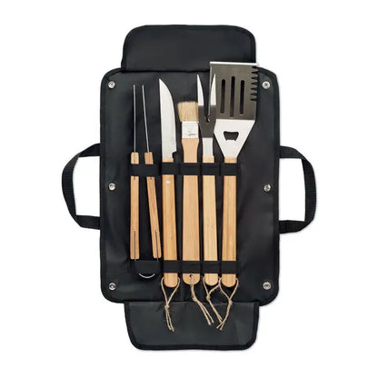 Set de 5 unelte pentru gratar negre cu manere din lemn si ustensile din inox in husa portabila
