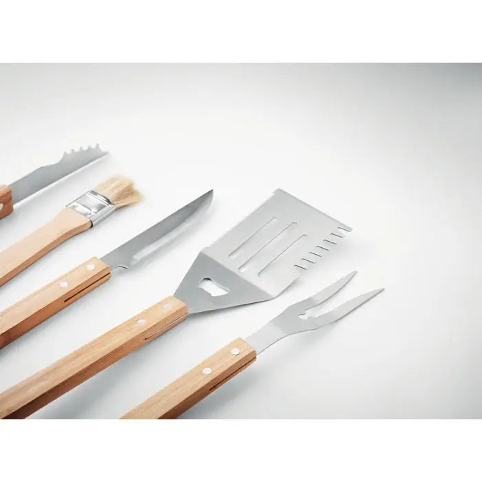 Set de cinci unelte pentru gratar din otel inoxidabil cu maner din lemn include spatula furculita cutit pensula si ferastraie in husa
