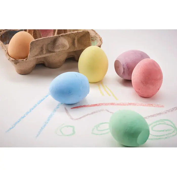 6 oua de creta pastelate in nuante de albastru, galben, roz si verde langa o cutie de carton