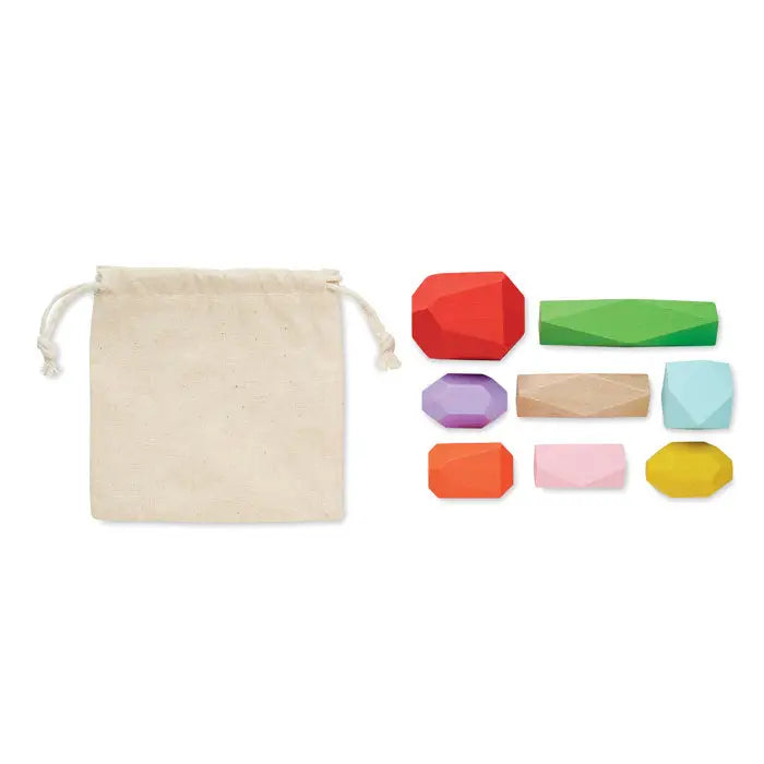 Set de 8 pietre colorate geometrice din lemn stivuite in punga naturala din panza cu snur