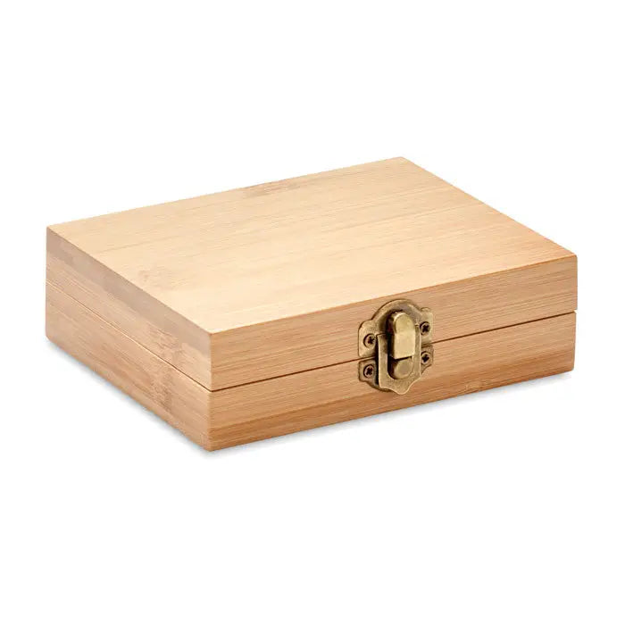 Cutie rectangulară din bambus deschis la culoare cu 9 cuburi de gheață de piatră și încuietoare din alamă