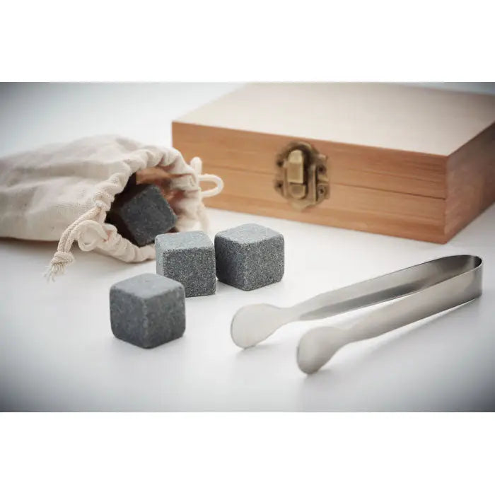 Set de patru cuburi de gheata din piatra gri inchis cu clesti din inox in cutie pentru racirea bauturilor