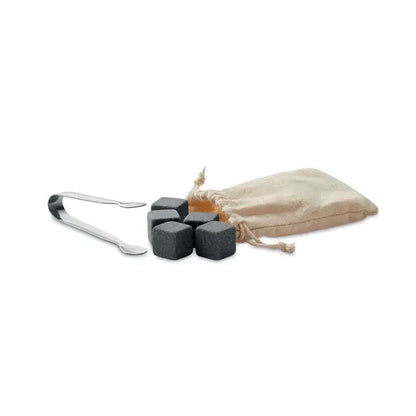 Set de sase cuburi de gheata de piatra negre cubice cu pense metalice si saculet de depozitare bej