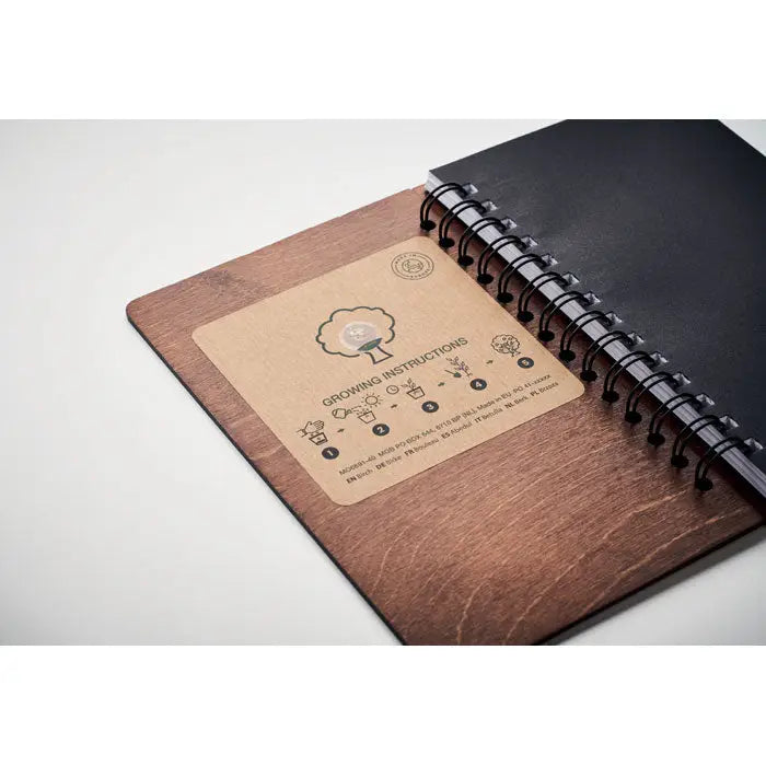 Un caiet rustic mesteacan growbook a5 maro cu coperta din lemn si insert kraft cu instructiuni de crestere