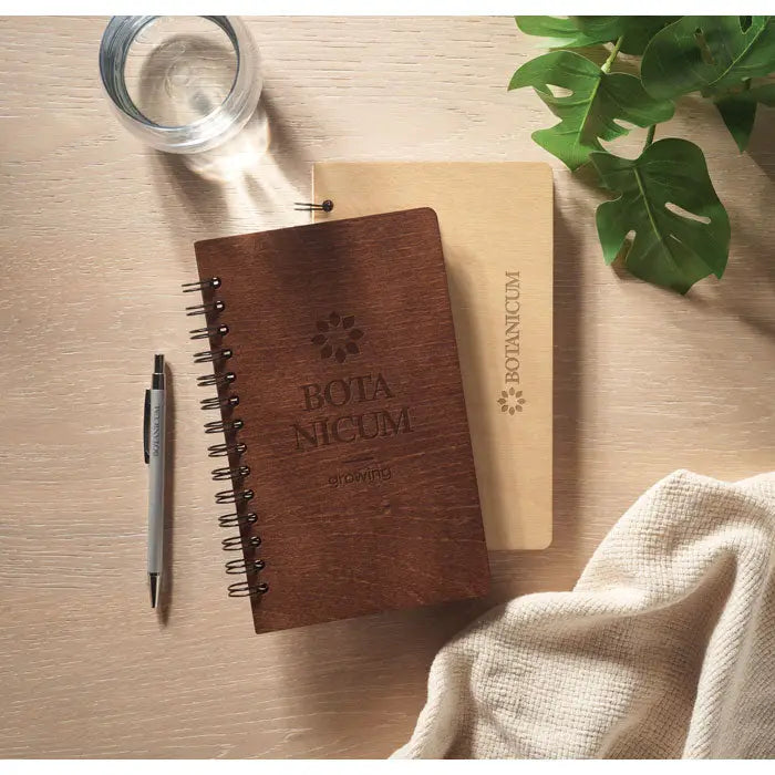 Notebook spiralat din lemn maro inchis a5 mesteacan growbook cu gravura bota nicum si logo floral