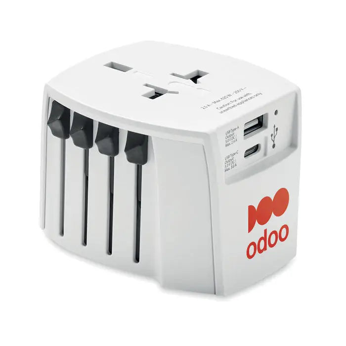 Adaptor skross muv usb a c alb cu pini negri si porturi usb pentru calatorii in mai multe tari