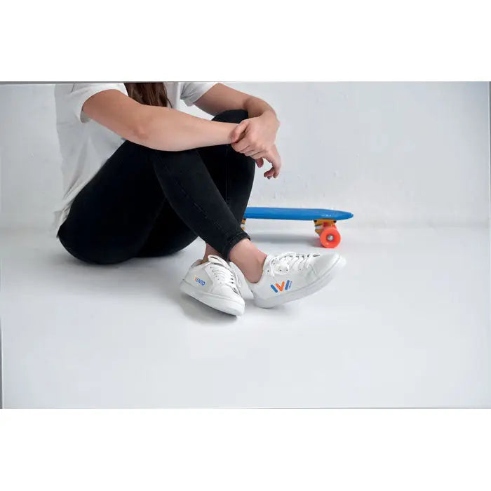 Adidasi low-top albi din pu cu logo colorat pe lateral marimea 37
