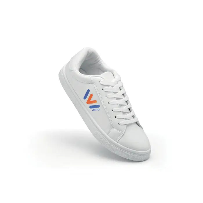 Adidasi in pu 37 alb vento cu design minimalist si accente albastre si portocalii pe logo lateral