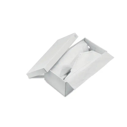 Cutie albă de carton pentru adidași în pu 40 cu capac ușor deschis și hârtie albă mototolită în interior