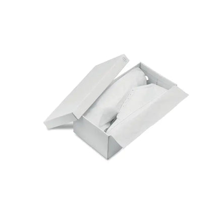 Alb minimalist cutie de pantofi adidasi in pu marimea 42 cu linii curate si capac usor deschis cu hartie de ambalat alba