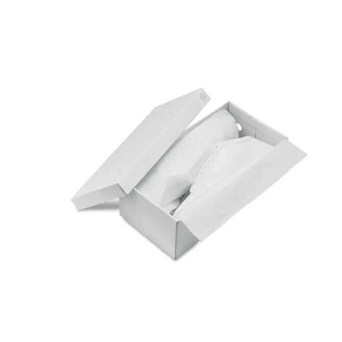 Cutie albă minimalistă pentru adidași din pu 45 cu linii geometrice și hârtie albă ușor deschisă interior