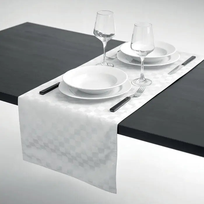 Aler de masa din poliester alb cu model geometric subtil perfect pentru decor modern si elegant