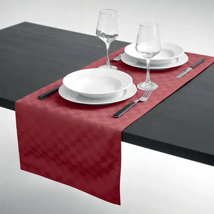 Aler de masa din poliester cu model carouri rosu ideal pentru decorarea meselor