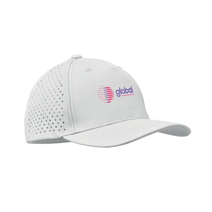 Apca de baseball cu 5 panouri alba perforata cu logo global roz si albastru din material 130 gr/m²