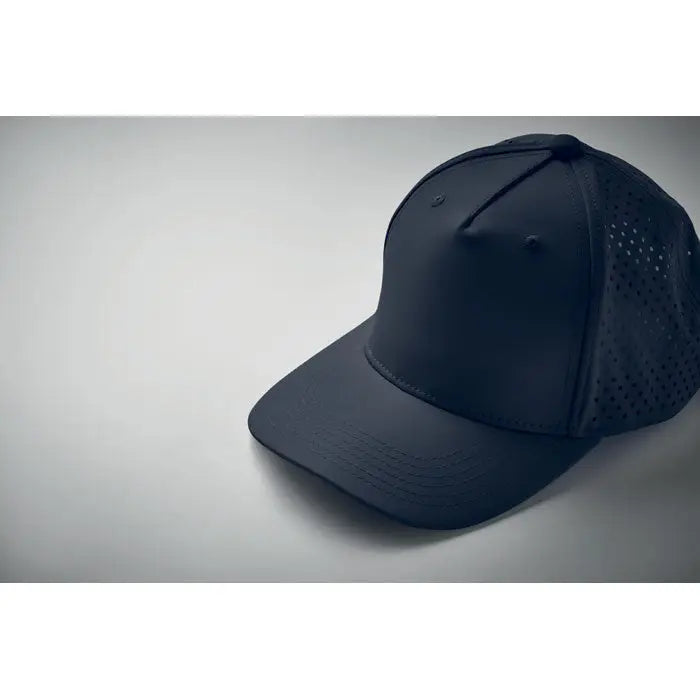 Sapca de baseball neagra cu 5 panouri 130 gr/m², panou frontal solid si spate din plasa perforata cu cusaturi pe cozoroc