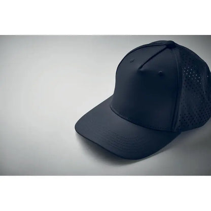 Sapca de baseball neagra cu 5 panouri 130 gr/m², panou frontal solid si spate din plasa perforata cu cusaturi pe cozoroc