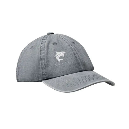 Apca de baseball cu 6 panouri 265 gr m² din denim gri cu sigla brodata alba tip rechin si textul shark