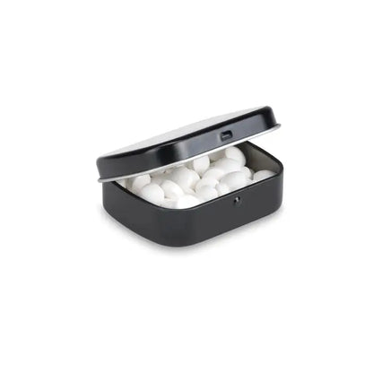 Cutie metalica dreptunghiulara neagra pentru menta cu capac articulat continand bomboane albe argint usor de tabla cu menta