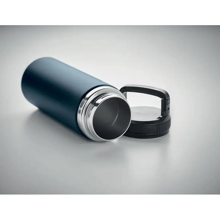 Balon cu perete dublu de 500 ml un termos de calatorie albastru inchis cu margine metalica argintie si capac negru cu maner integrat