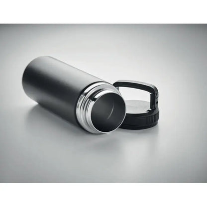 Balon cu perete dublu de 500 ml un termos negru izolat cu rama metalica argintie si capac din plastic cu maner integrat