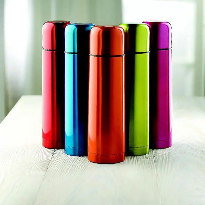 Balon cu perete dublu de 500 ml cu termos metalici vibranti in rosu, albastru, negru, verde si mov pe suprafata lemnoasa