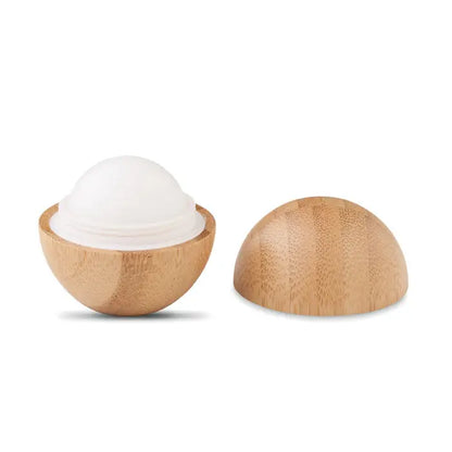 Balsam de buze în carcasă rotundă de bambus verde cu finisaj natural și aplicator alb tip cupolă interior