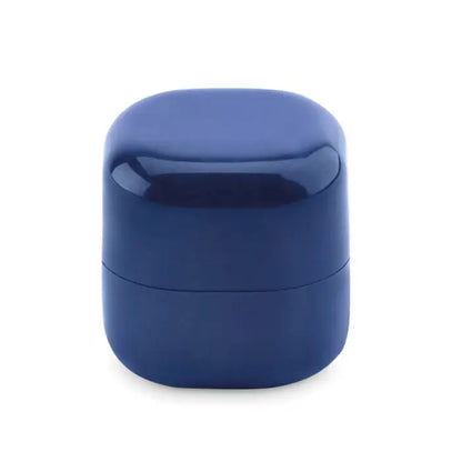 Un recipient cilindric navy blue lucios pentru balsam de buze cu capac rotunjit si finisaj neted