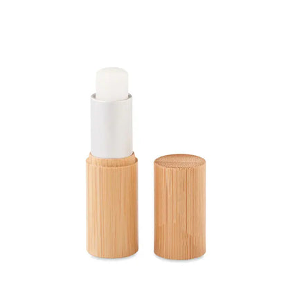 Balsam de buze in cutie tub de bambus cu capac metalic argintiu si balsam alb pentru hidratare buzelor