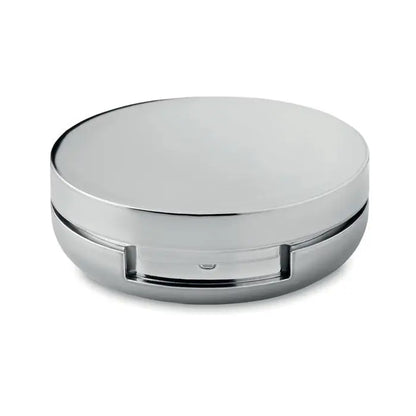 Un balsam de buze prezentat într-o oglindă compactă rotundă, cu finisaj cromat lucios și design minimalist